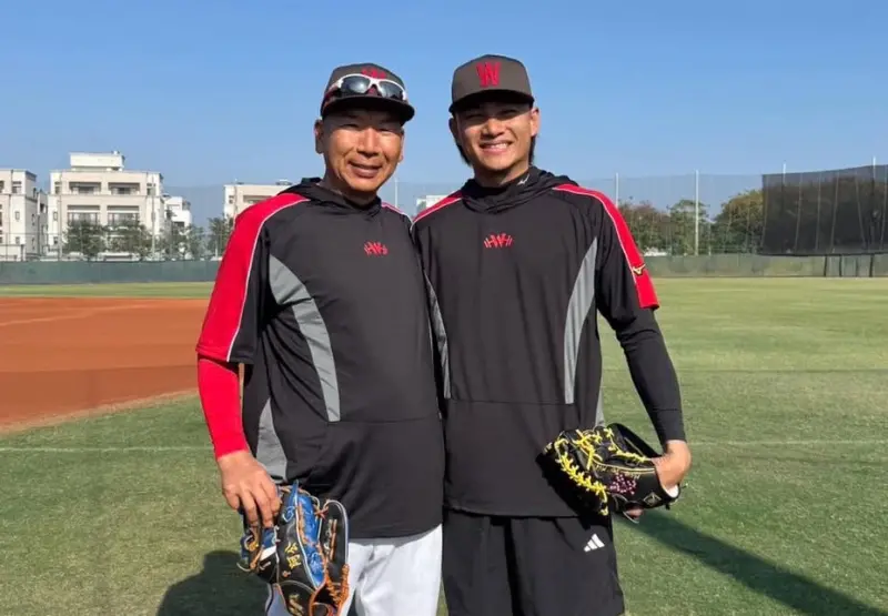 ▲味全龍巡迴統籌教練古久保健二，今（24）日在社群上發布與徐若熙的合照，並表示期待徐若熙在日本能大展身手。（圖／取自古久保健二IG）