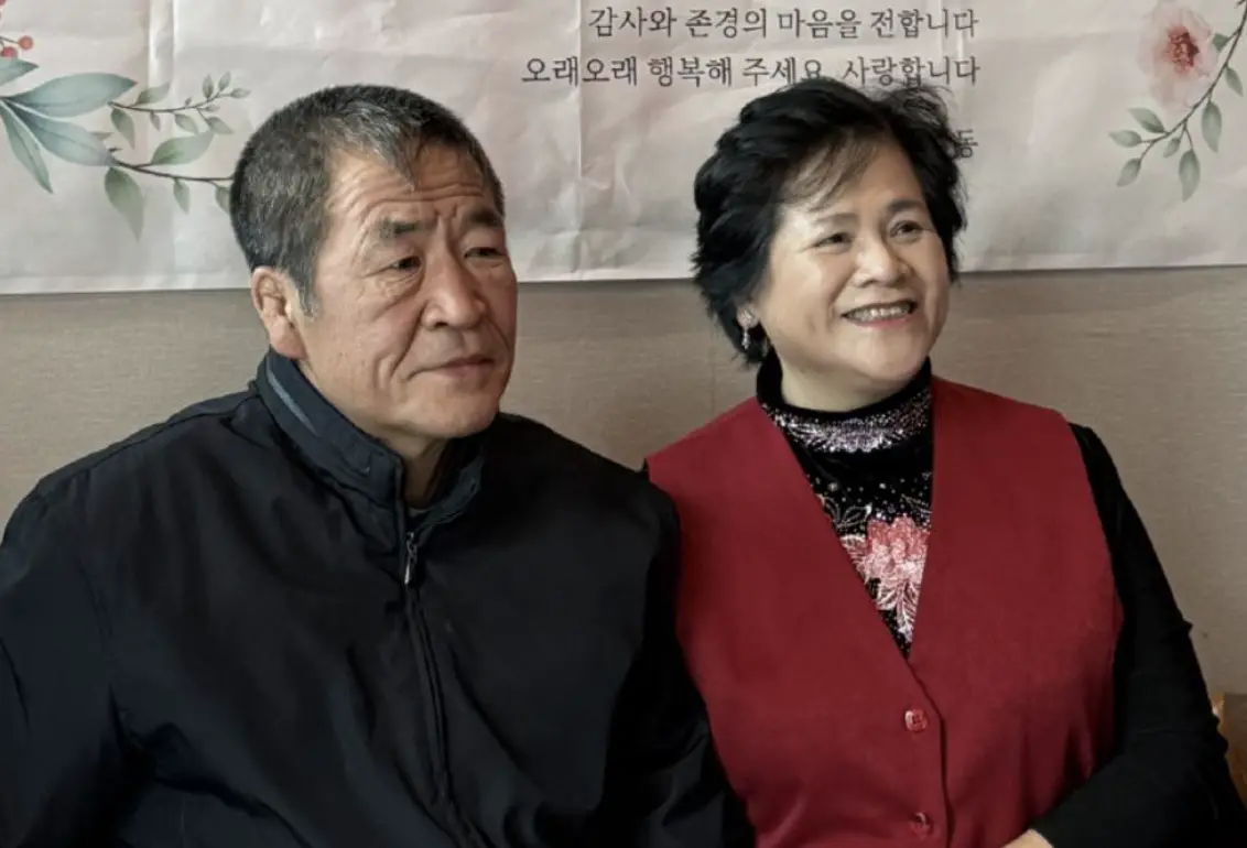 ▲《愛的迫降》故事原型男主角李昌壽（左）去世，享年58歲，台灣籍老婆陳鈴真（右）證實消息。（圖／陳鈴真臉書）