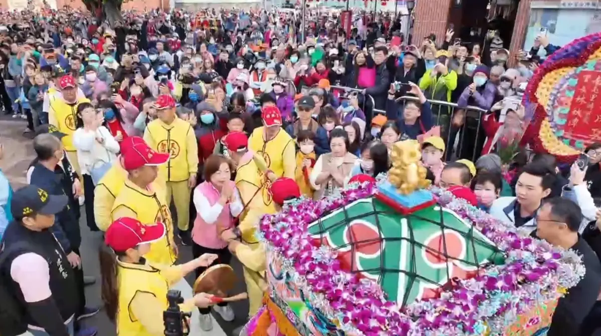 ▲楊瓊瓔（粉色背心）被拉到媽祖面前合十祈福，廖偉翔和鄭照新則站在鑾轎的右後方。（圖／苗栗後龍山邊媽攝影組提供，2026.01.24）