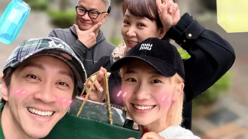 ▲LuLu黃路梓茵（前排右）、陳漢典（前排左）一早收到珠寶大禮，郁方（後排右一）和老公親自當快遞員。（圖／Lulu 黃路梓茵臉書）