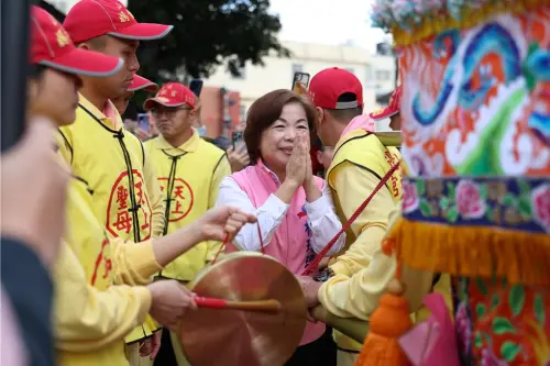 ▲楊瓊瓔在山邊媽祖神轎前虔誠合十祈福。（圖／楊瓊瓔提供，2026.01.24）