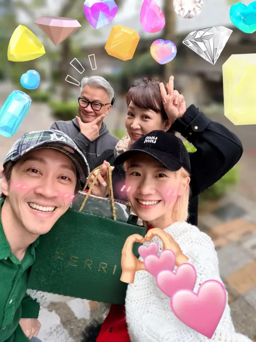 ▲LuLu（前排右一）手拿一只深綠色紙袋，上頭印有「斐儷珠寶」的品牌英文字。（圖／Lulu 黃路梓茵臉書）