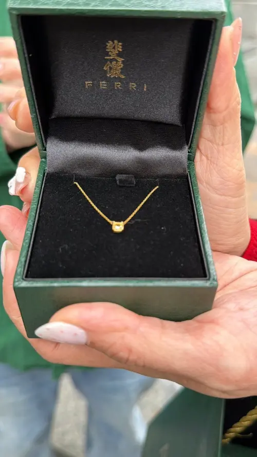 ▲郁方送給LuLu一條自家品牌的黃鑽項鍊。（圖／好門媳婦的秘密生活郁小方臉書）