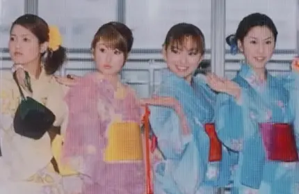 ▲麻衣（左2）與愛紗（右2）曾是日本女團「Sunday Girls」成員。（圖／麻衣IG@mai_sato_1113）