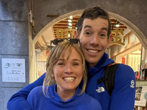 霍諾德爬101延後1天！老婆愛相隨來台第一視角曝光　去大稻埕泡茶
