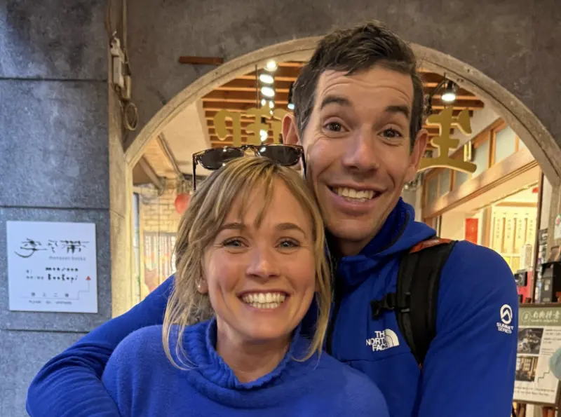 ▲霍諾德（右）來台準備攀岩101，太太Sanni（左）愛相隨記錄第一視角，兩人還抽空去大稻埕飲茶，體驗台灣文化。（圖／翻攝自Sanni IG@sannimccandless）
