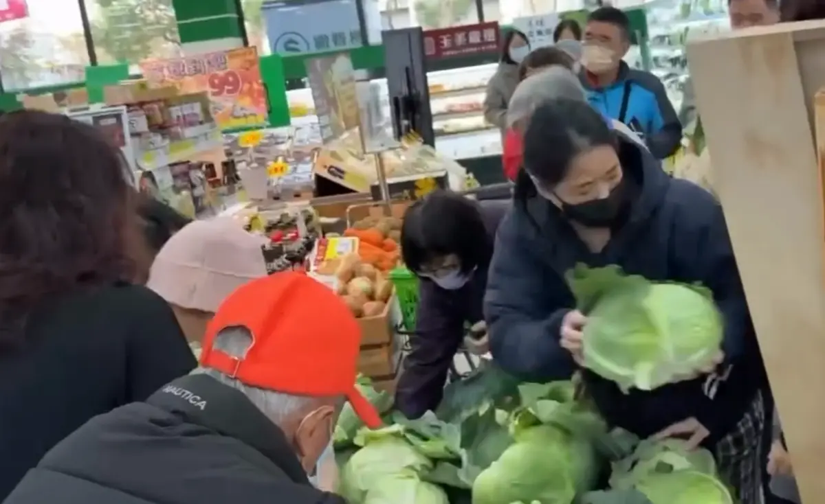 ▲楓康超市祭出限時2天「10元高麗菜」骨折優惠，一早便吸引大批婆媽湧入門市，眾人圍著紙箱搶拿翠綠高麗菜，場面相當熱鬧。（圖／翻攝自楓康超市Threads）