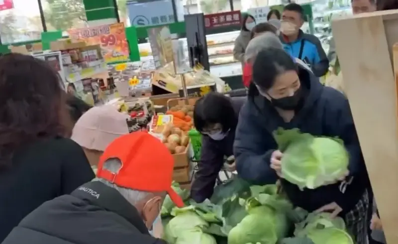 ▲楓康超市祭出限時2天「10元高麗菜」骨折優惠，一早便吸引大批婆媽湧入門市，眾人圍著紙箱搶拿翠綠高麗菜，場面相當熱鬧。（圖／翻攝自楓康超市Threads）