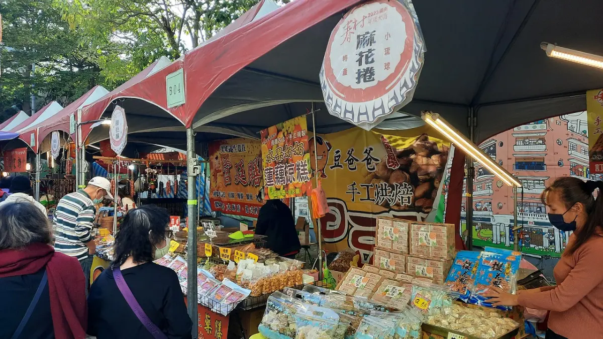 ▲台南市府首次舉辦「2026年台南眷村年貨嘉年華」，地點在永康區永華路（永興路至永平街路段）及探索教育公園，圖為往年台南年貨大街盛況。（示意圖／台南市觀旅局提供https://admin.twtainan.net）