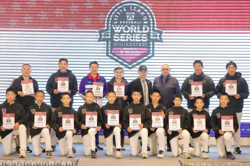 ▲LLB總部今年特別製作少棒世界冠軍紀念球員卡給東園國小。（圖／台灣世界少棒聯盟提供）