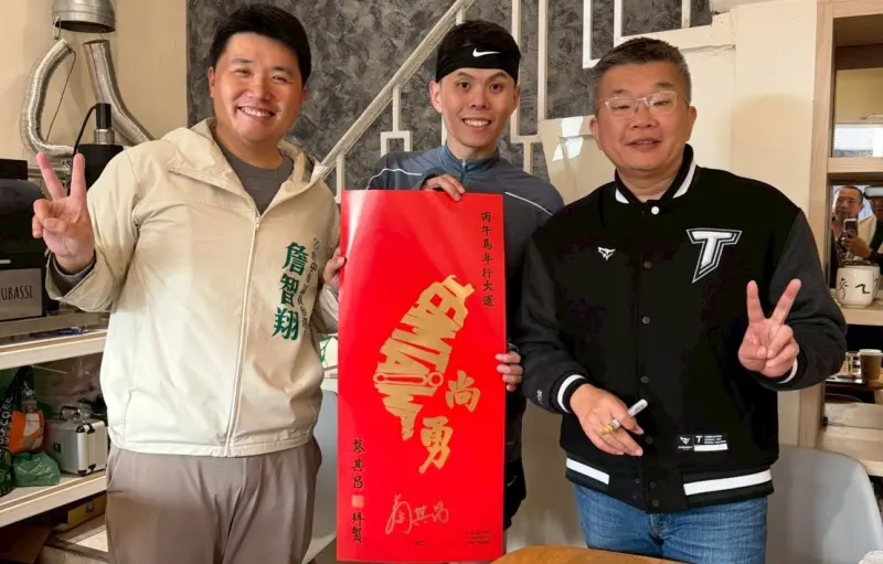 ▲蔡其昌與子弟兵詹智翔今天在台中市山城地區親發春聯。（圖／詹智翔提供，2026.01.24）