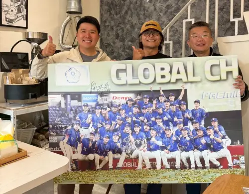 ▲熱情的球迷帶著超大海報請蔡其昌簽名。（圖／詹智翔提供，2026.01.24）