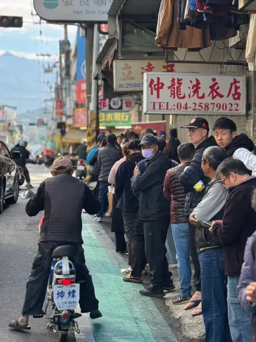 ▲索取春聯的民眾在東勢區街頭排成長龍。（圖／詹智翔提供，2026.01.24）