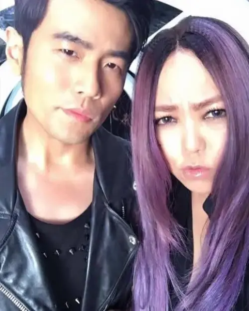 ▲周杰倫（左）寫的〈雙截棍〉曾被張惠妹（右）退貨，自己唱反而成為經典。（圖／張惠妹 A-mei/A-mit FB）