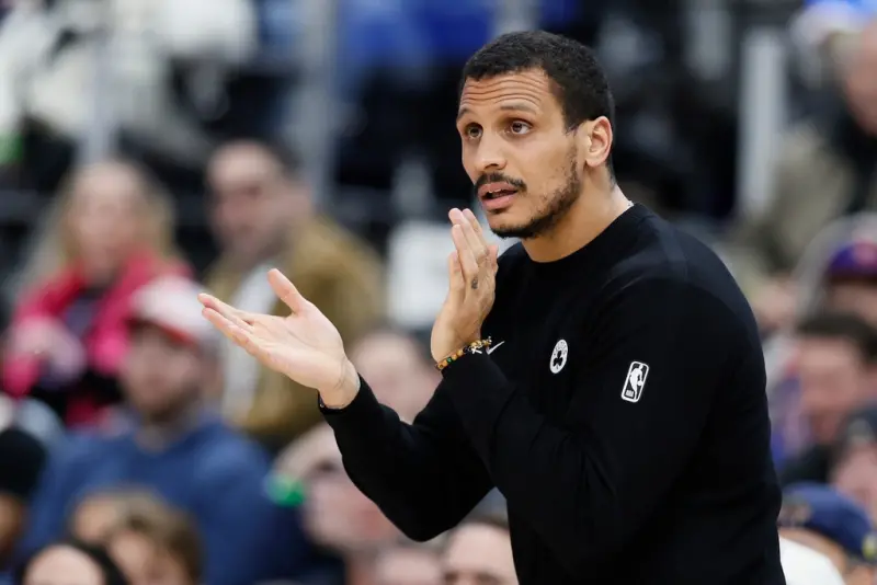 ▲塞爾提克總教練馬祖拉（Joe Mazzulla）送給球員們中國經典兵書《孫子兵法》，期許球員能將其中的戰略原則應用於籃球場上。（圖／美聯社／達志影像）