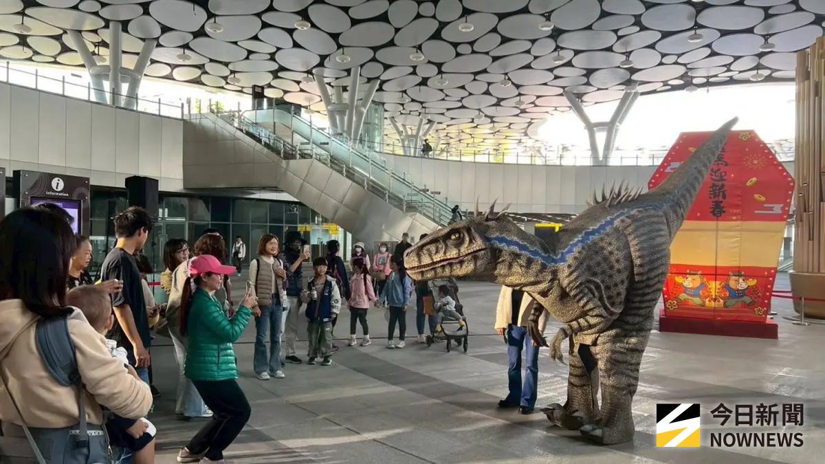 ▲環球購物中心在高雄車站下沉廣場盛大舉辦「大開眼界」主題活動，來自關渡恐龍樂園、高達2公尺的機械恐龍，更在每個整點驚喜現身，與民眾近距離互動。（圖／記者陳美嘉攝，2026.01.24）