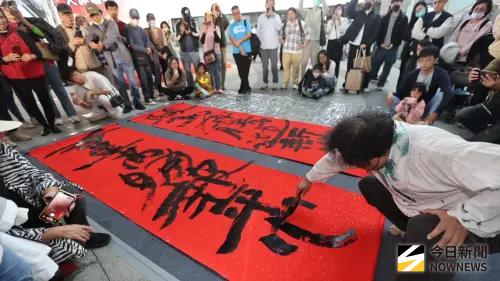 ▲書法大師陳世憲老師現場揮毫，書寫長達3.5公尺的超大春聯，吸引民眾駐足欣賞、拍照留念。（圖／記者陳美嘉攝，2026.01.24）