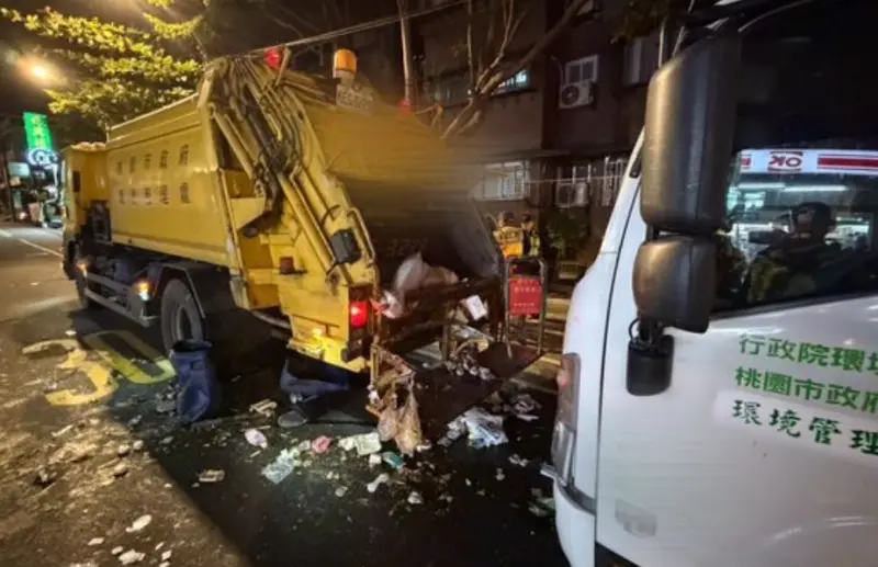 ▲桃園龜山23日晚間發生回收車追撞垃圾車事故，造成1死6傷。其中，83歲老婦人骨盆破裂仍在加護病房，恐需多次手術，其餘傷者治療後已陸續出院。（圖／翻攝畫面）