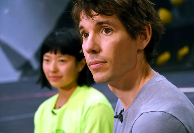 ▲霍諾德是在沙加緬度當地Granite Arch岩館開始攀岩生涯，岩館教練卡明斯（Brogan Cummings）透露霍諾德當時就展現驚人毅力和攀登天賦，甚至曾蒙眼爬上一面35英尺（約10.6公尺）高的岩牆。（圖／美聯社／達志影像）