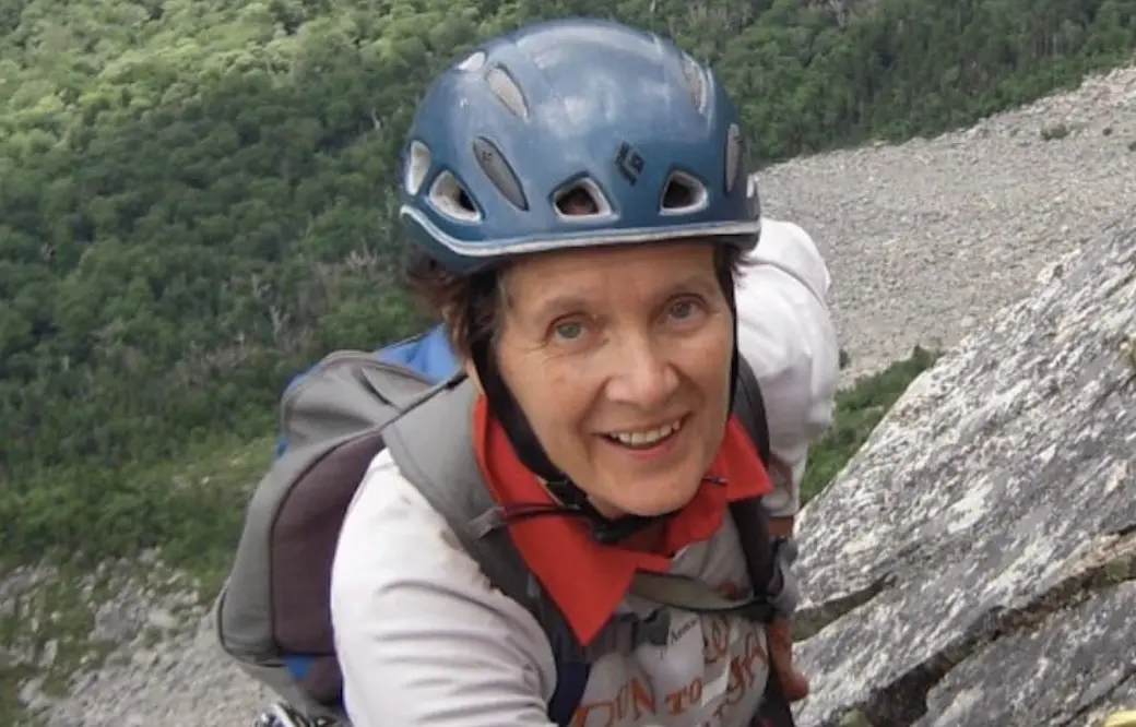 ▲霍諾德的媽媽Dierdre Wolownick（如圖）也是攀岩好手，為了理解兒子的專業，她在58歲開始學攀岩，66歲首次攻頂酋長岩，70歲時二度挑戰成功。（圖／翻攝自imdb）