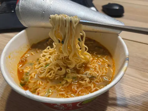 ▲過期泡麵不一定會立即腐敗，但品質與安全已無法獲得保證；若聞到油耗味、酸味或其他異味，應直接丟棄，勿再食用。（圖／記者徐銘穗攝）