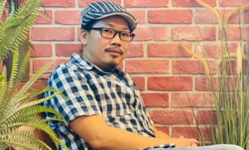 ▲57歲的方文山（如圖）是今日壽星，據吳宗憲爆料，他寫一個字稿費要3.6萬元台幣，等於一首336字歌詞的〈青花瓷〉，方文山可以進帳1209萬元。（圖／ChillNoW短影音平台提供）