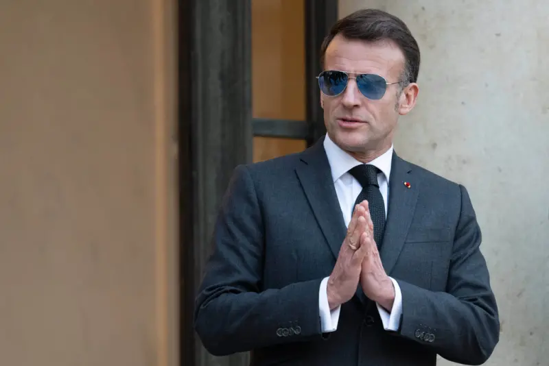 ▲法國總統馬克宏（Emmanuel Macron）日前出席瑞士達沃斯「世界經濟論壇」（WEF）時，全程佩戴一副飛行員墨鏡，帥氣模樣意外成為全場焦點，讓墨鏡爆紅掀起搶購潮。（圖／美聯社／達志影像）