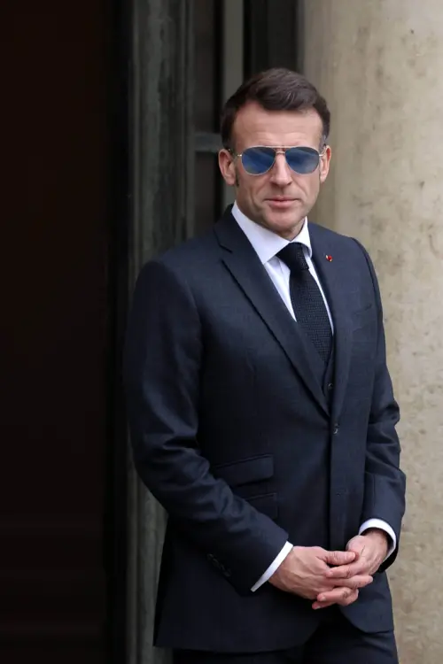 ▲法國總統馬克宏（Emmanuel Macron）帶起飛行員眼鏡看起來相當有型。（圖／美聯社／達志影像）