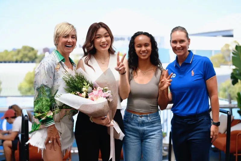 ▲詹詠然（左二）與國際網壇巨星合影，共同見證圓滿退役，成員包括雙打奧運金牌得主 Bethanie Mattek-Sands（左一）、加拿大名將 Leylah Fernandez（右二）及地主傳奇球后 Samantha Stosur（右一）。（圖／Joyce Lau提供）