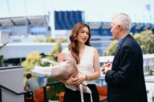 ▲台灣網球名將詹詠然（左）於澳洲網球公開賽正式宣布退役，澳網執行長泰利（Craig Tiley，右）親自主持退休儀式。（圖／Joyce Lau提供）