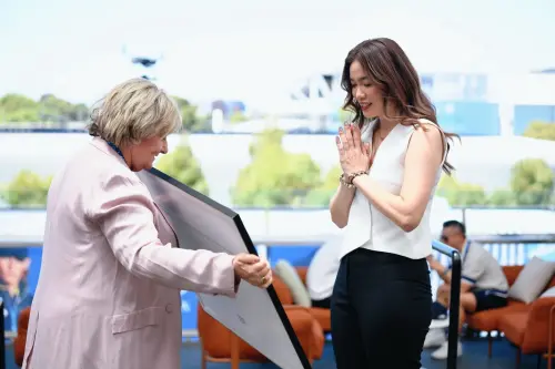 ▲WTA 賽事總監 Donna Kelso（左）致贈詹詠然（右）生涯賽場精華紀錄畫框。（圖／Joyce Lau提供）