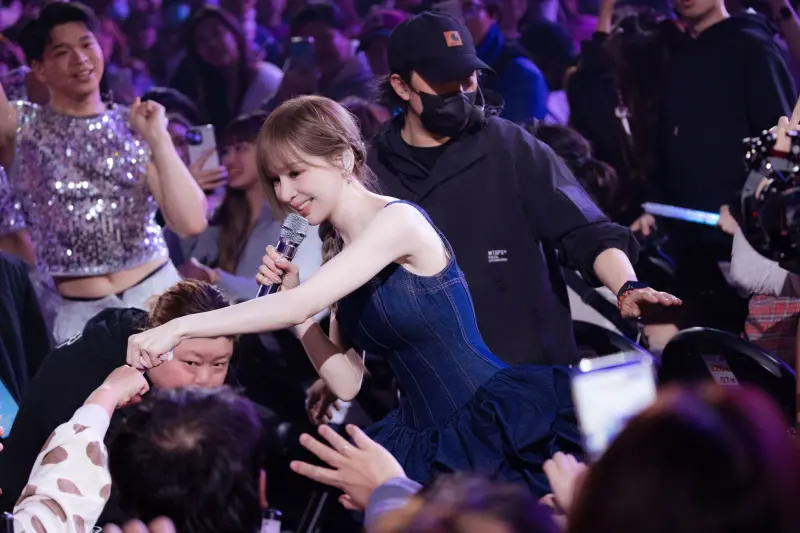 ▲王心凌昨（23）日晚間在台北小巨蛋演出的點歌環節，有觀眾點播冷門歌〈輕微〉，她當下一度失憶，只得讓觀眾自己先唱。她也對觀眾承諾，今（24）日晚的點歌第一首，就會唱〈輕微〉。（圖／寬宏藝術X天晴娛樂提供）