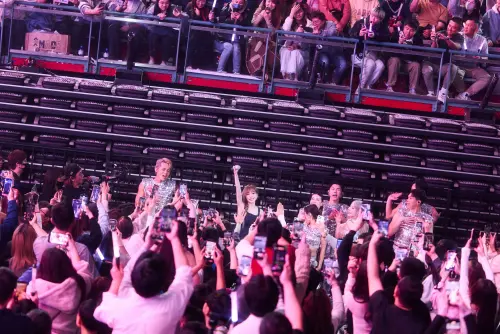 ▲王心凌昨（23）日晚間在台北小巨蛋演出時，遇到飛天糖罐機械故障，她臨危不亂，改成親自跑全場寵粉。（圖／寬宏藝術X天晴娛樂提供）