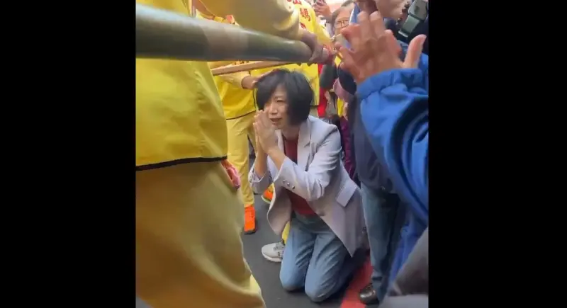 ▲山邊媽為她停轎賜福，何欣純激動得在媽祖鑾轎前跪拜祝禱。（圖／何欣純提供，2026.01.24）