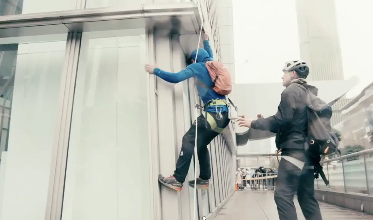 ▲霍諾德（左）攀登101延後一天！Netflix Sport在平台上跟觀眾分享前幾天雨天練習的畫面，可清楚看到受到雨水影響，連攀岩大神如霍諾德，都覺得很難爬，Netflix主播也請觀眾見諒，一定要在各方面條件許可的狀態下完成。（圖／翻攝自Netflix Sport@X）