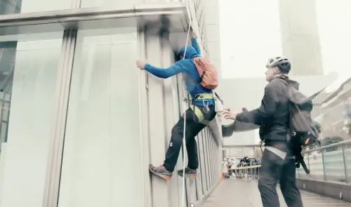 霍諾德攀101延一天！雨天練習畫面曝光　Netflix主播：真的太危險
