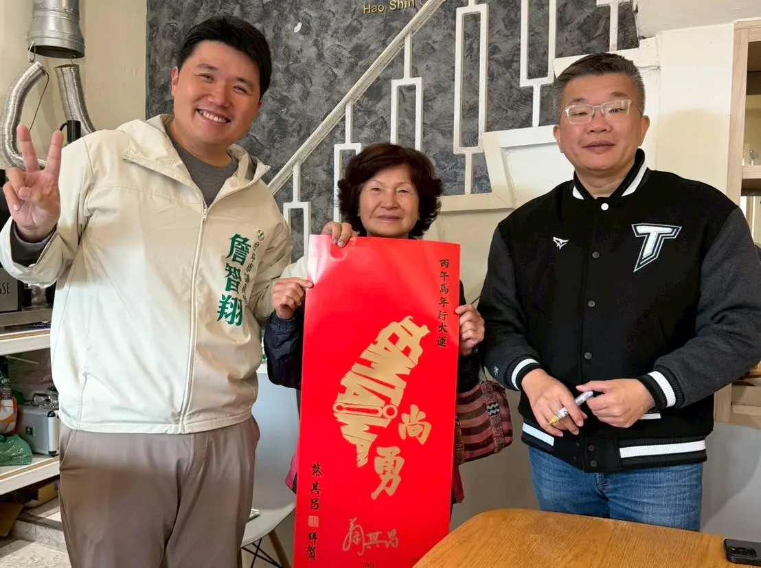 ▲蔡其昌與子弟兵詹智翔今天在台中市山城地區親發春聯。（圖／詹智翔提供，2026.01.24）
