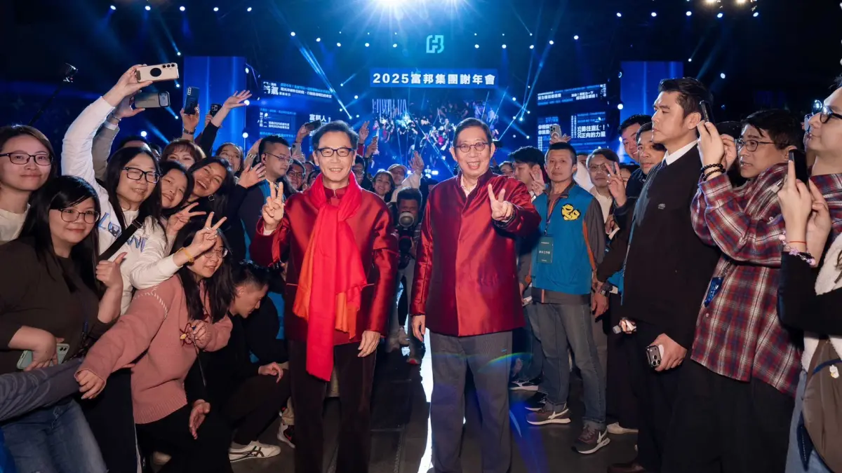 ▲富邦集團董事長蔡明忠、富邦金控董事長蔡明興進場時受到同仁熱情歡呼。（圖／富邦集團提供）