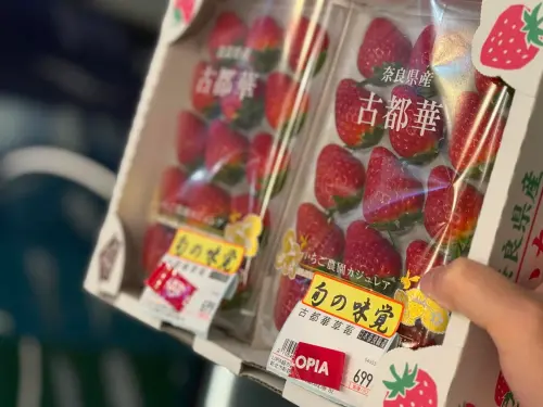 ▲LOPIA日本古都華草莓兩盒30顆賣699元，甜度高達13到15度。（圖／翻攝Threads @lolololitayo）