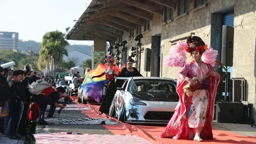 ▲活動亮點包含變裝皇后與猛男走秀，展現「人與車都是藝術的展現，人人皆可成為主角」的性別友善精神。（圖／翻攝畫面）