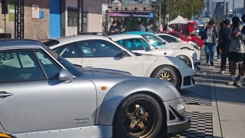 ▲現場展示近兩百輛古董車、改裝車、經典汽機車，並設有日台交流攤位區。（圖／翻攝畫面）