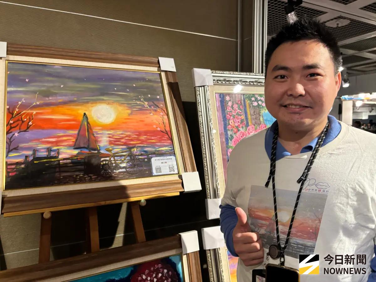 ▲33歲卓中隆創作的「櫻之戀」作品，筆觸細膩，用色繽紛，以畫留住櫻花與夕陽之美。（圖／記者金武鳳攝，2026.1.24)