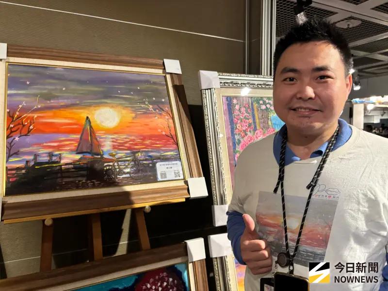 ▲33歲卓中隆創作的「櫻之戀」作品，筆觸細膩，用色繽紛，以畫留住櫻花與夕陽之美。（圖／記者金武鳳攝，2026.1.24)
