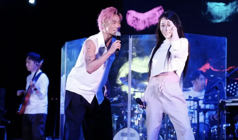 ▲温嵐（右）擔任林俊逸（左）今（24）日晚間演唱會來賓，兩人在台上大玩撞臉哏。因最近侯佩岑被認為像温嵐，而温嵐過去也有人認為她像蕭亞軒。（圖／媒體棧提供）