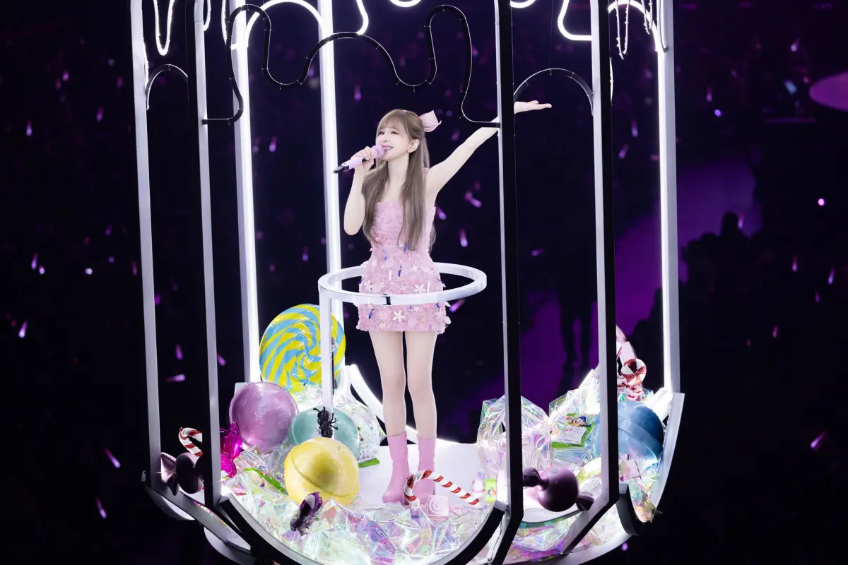 ▲甜心教主王心凌（如圖）《SUGAR HIGH 2.0》世界巡迴演唱會今（24）晚間在台北小巨蛋迎來感動最終場，昨晚沒能順利飛行的糖果罐，今天順利起飛，載著王心凌滿場繞行，和2、3樓粉絲近距離互動。仔細一看，糖果罐裡還有乖乖，象徵一切順利。（圖／寬宏藝術X天晴娛樂提供）