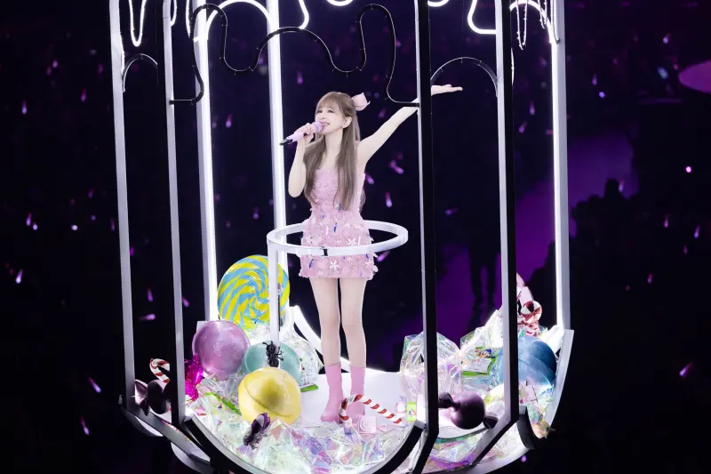 ▲甜心教主王心凌（如圖）《SUGAR HIGH 2.0》世界巡迴演唱會今（24）晚間在台北小巨蛋迎來感動最終場，昨晚沒能順利飛行的糖果罐，今天順利起飛，載著王心凌滿場繞行，和2、3樓粉絲近距離互動。仔細一看，糖果罐裡還有乖乖，象徵一切順利。（圖／寬宏藝術X天晴娛樂提供）