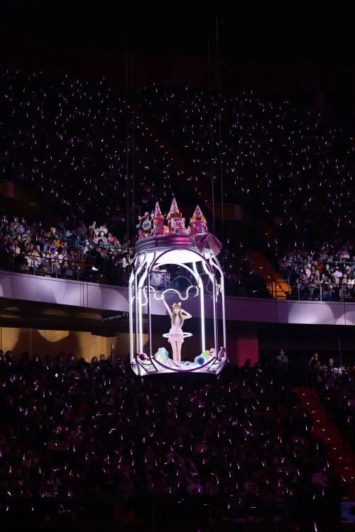 ▲王心凌在演唱會上搭著飛天糖果罐繞行全場，和粉絲互動。（圖／寬宏藝術X天晴娛樂提供 ）