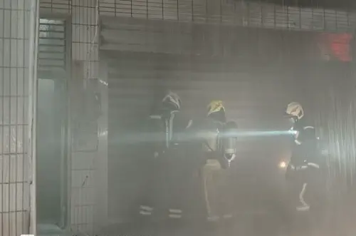 疑停放車輛起火！基隆集合住宅火警疏散8人　消防12車、21人救援
