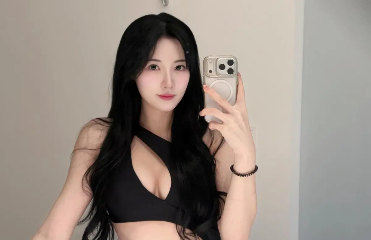 ▲韓籍啦啦隊朴旻曙解放好身材，在社群PO出多張比基尼辣照，胸前造型直接挖空、大露事業線辣翻粉絲。（圖／박민서Mingo FB）