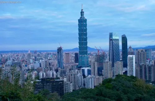 ▲台北信義區一早天氣穩定，沒有下雨也沒有霧氣，象山鏡頭君清楚拍下完整101，不少民眾準備出門幫霍諾德加油！（圖/YT@台北即時影像）